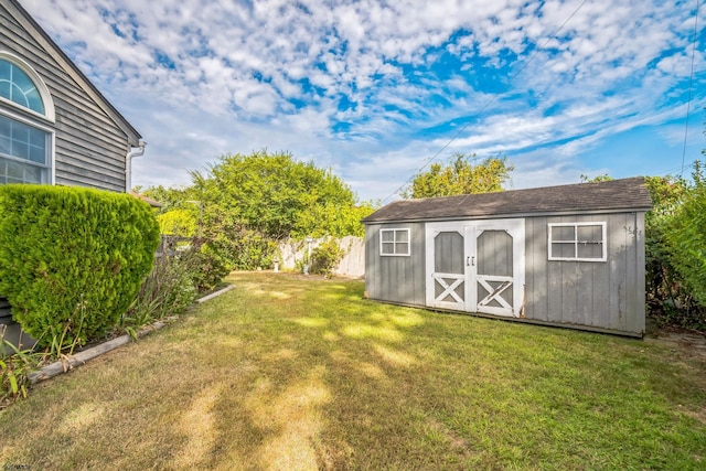 view of yard featuring a shed