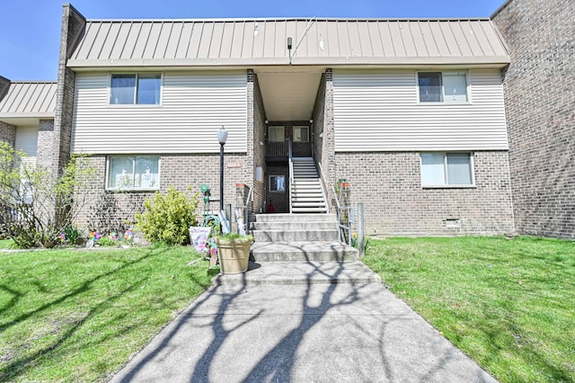 view of front of house with a front lawn