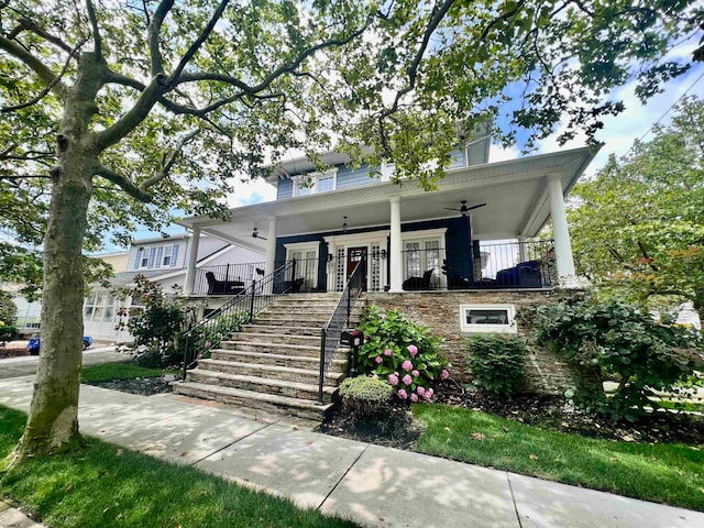 view of front facade featuring ceiling fan and covered porch