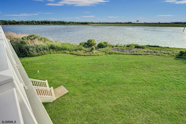 view of yard featuring a water view