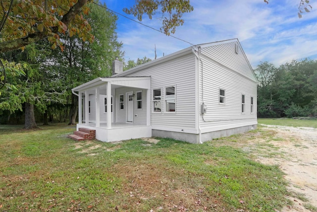 view of front facade featuring a front lawn and covered porch