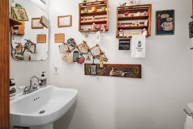 bathroom featuring sink