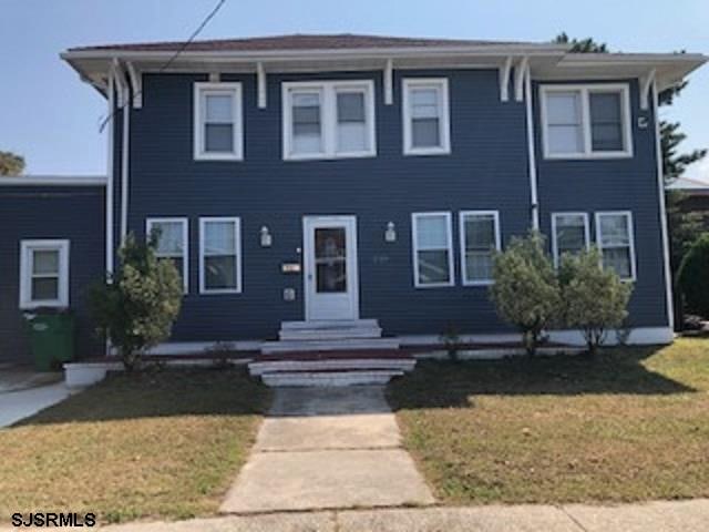 view of front facade featuring a front lawn