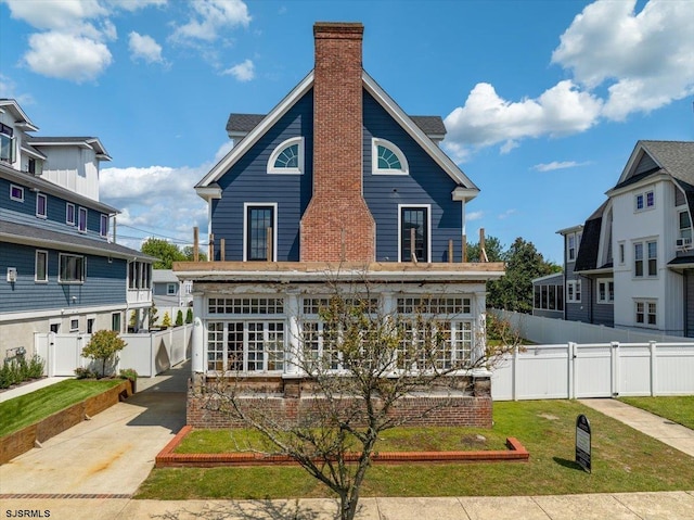 view of front facade featuring a front lawn