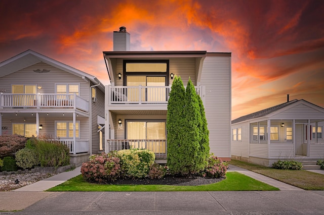 view of front of property featuring a balcony