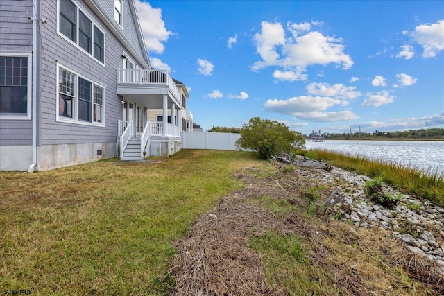 view of yard featuring a water view