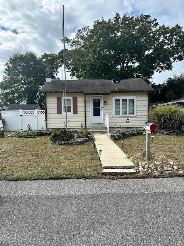 view of front of property with a front lawn