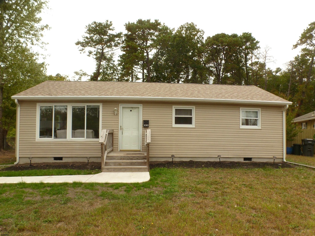 view of front of property with a front yard