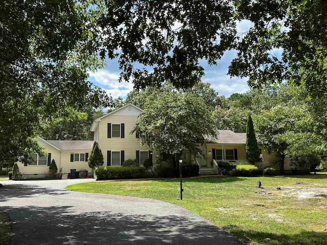 view of front facade with a front lawn