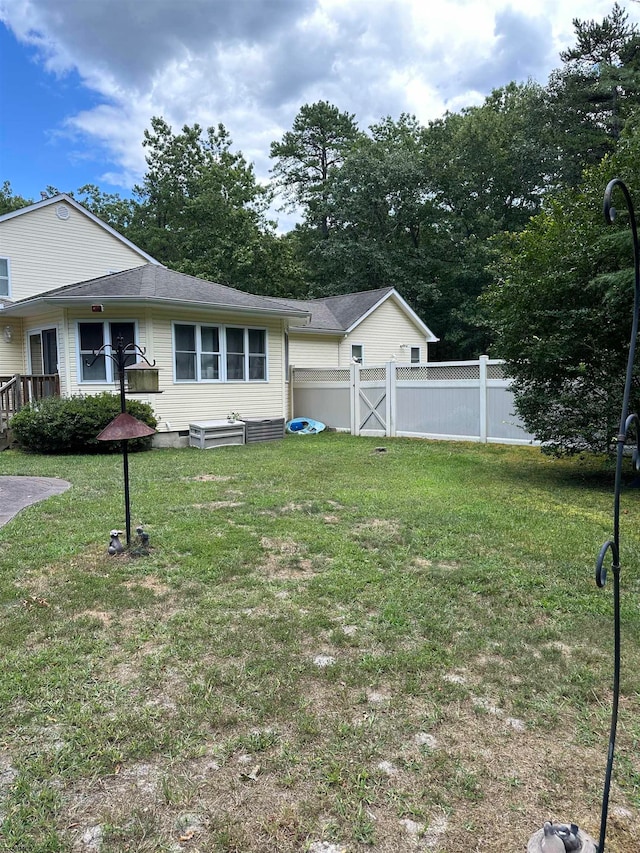 view of front of house featuring a front yard