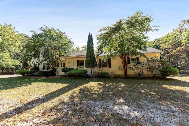 view of front of house featuring a porch and a front yard