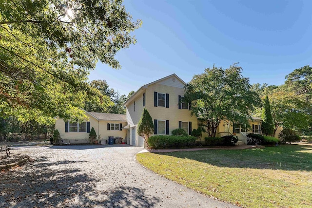 view of front of property featuring a front yard