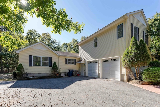 view of front property featuring a garage