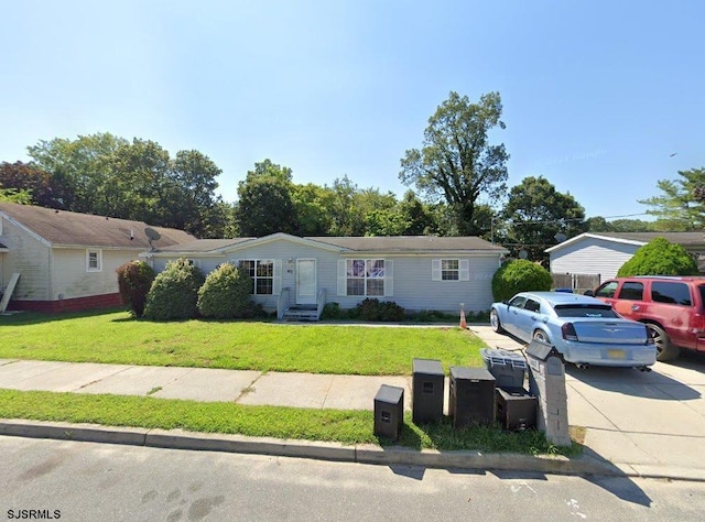 single story home featuring a front lawn