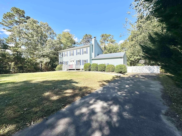 view of front of property featuring a front yard