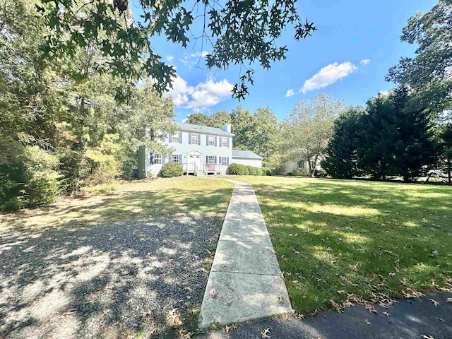 view of front facade featuring a front lawn