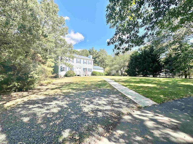 view of front facade featuring a front lawn