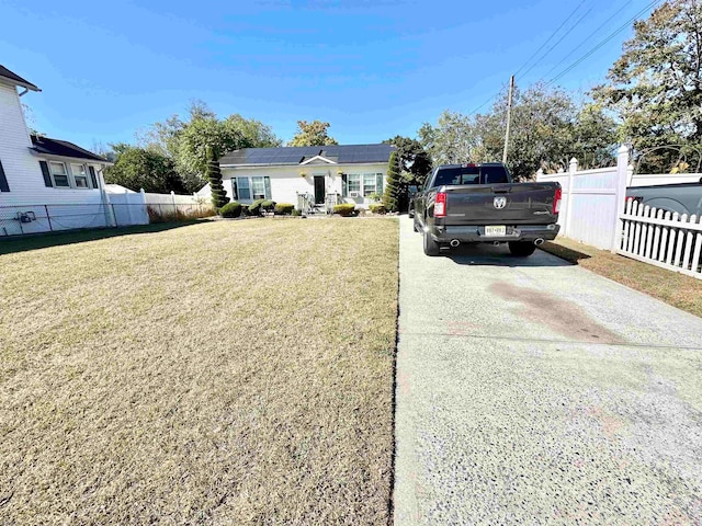 view of front of property featuring a front yard