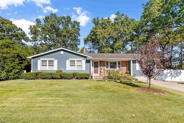 ranch-style house featuring a front lawn