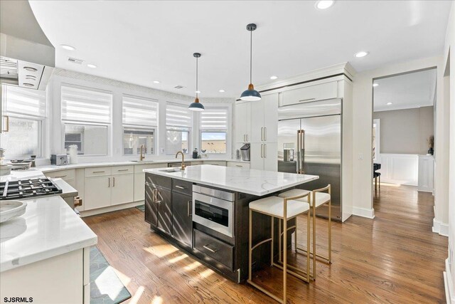 107 S Austin Ave, Ventnor, NJ 08406 - kitchen featuring built in appliances, a sink, wood finished floors, a kitchen island with sink, and recessed lighting