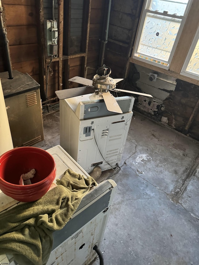 bathroom featuring concrete flooring