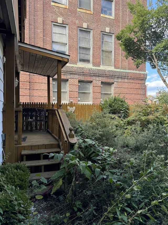 property entrance featuring a deck