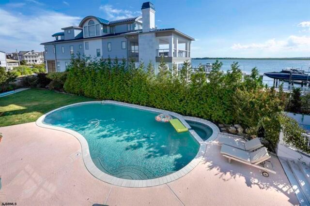 view of swimming pool featuring a water view