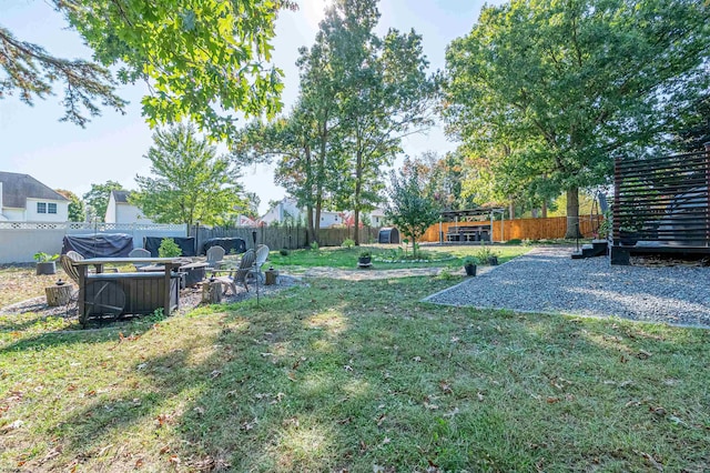 view of yard featuring a hot tub