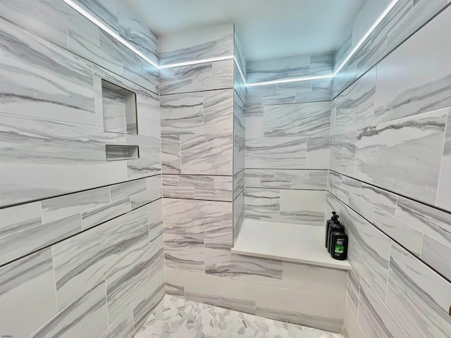 bathroom featuring a tile shower