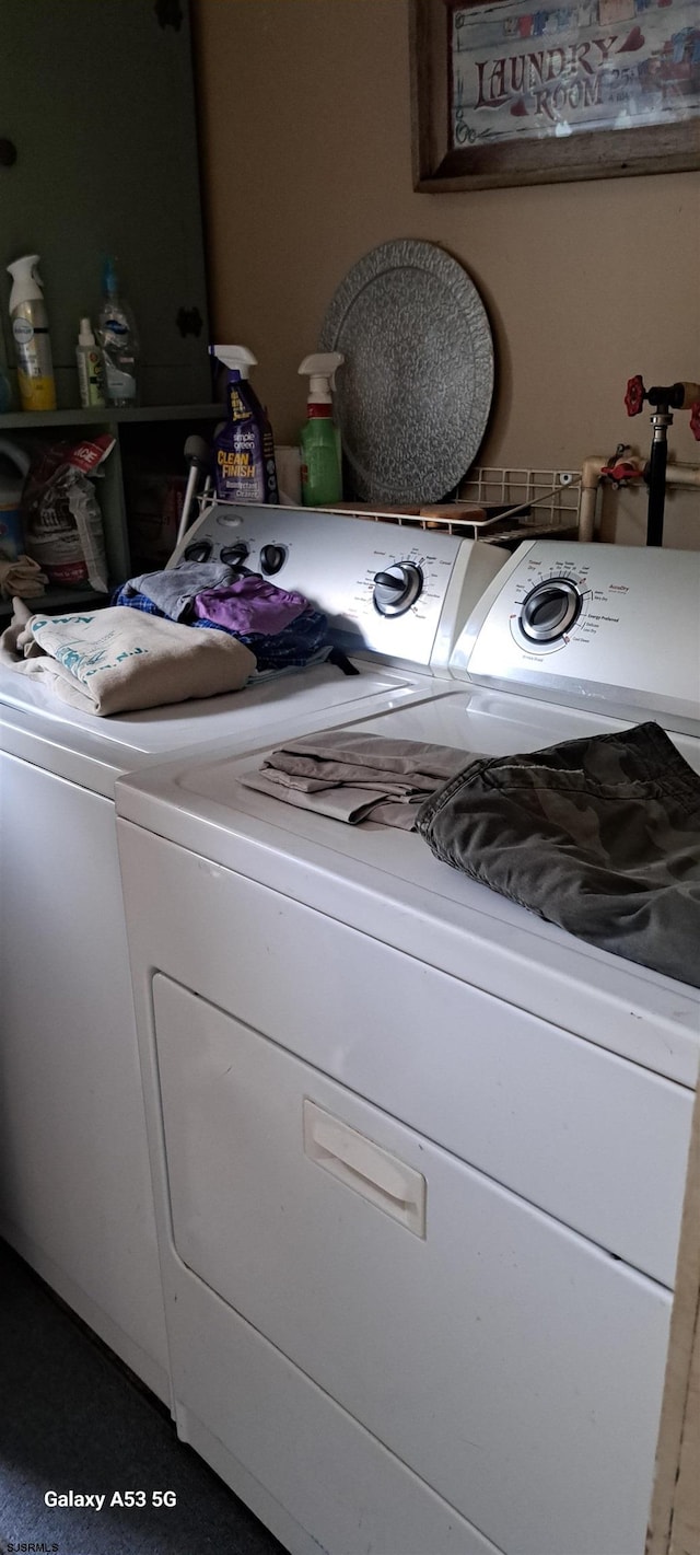 laundry room with washing machine and dryer