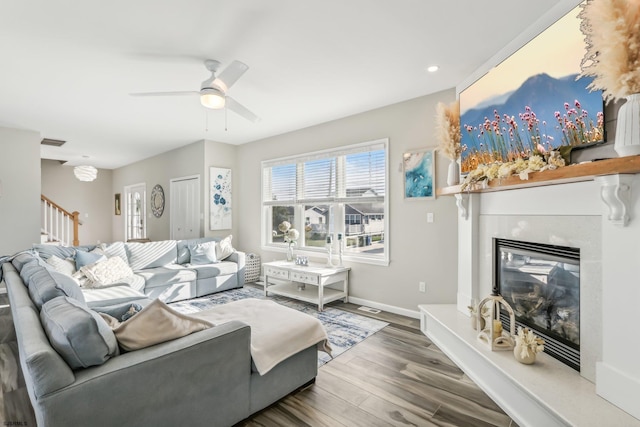 living room with dark wood-type flooring and ceiling fan