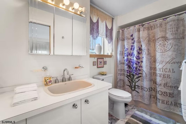 bathroom featuring a shower with curtain, vanity, and toilet