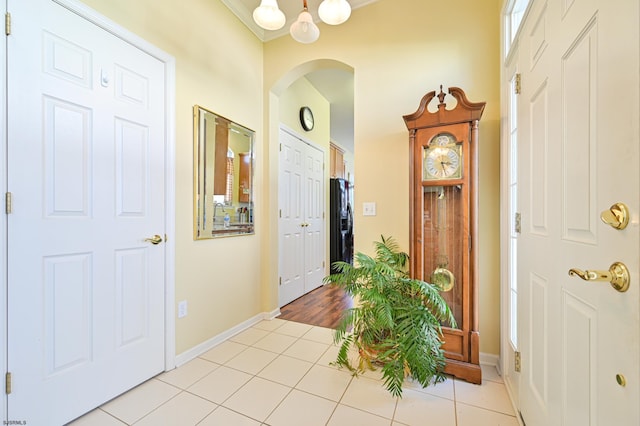 entryway featuring a chandelier and light tile patterned flooring