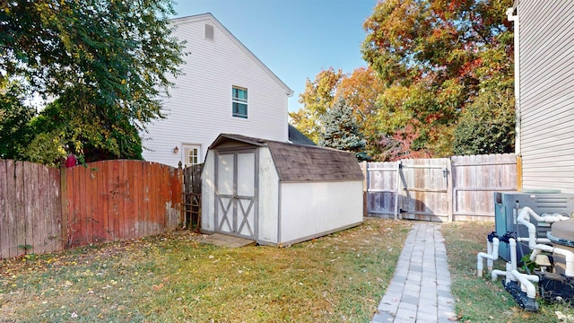 view of yard featuring a storage unit