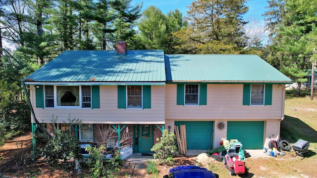 view of front facade featuring a garage