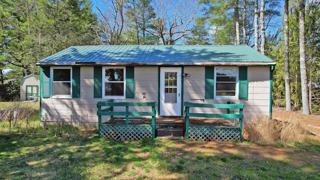 view of front of home featuring a wooden deck and a front yard