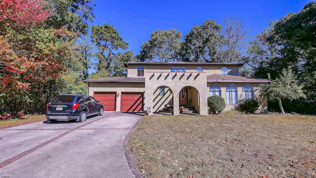 view of front of home featuring a front yard and a garage