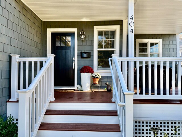 entrance to property featuring a porch