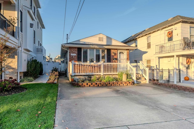 view of front of house with a front yard