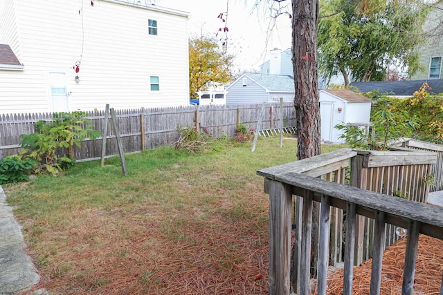 view of yard featuring a shed