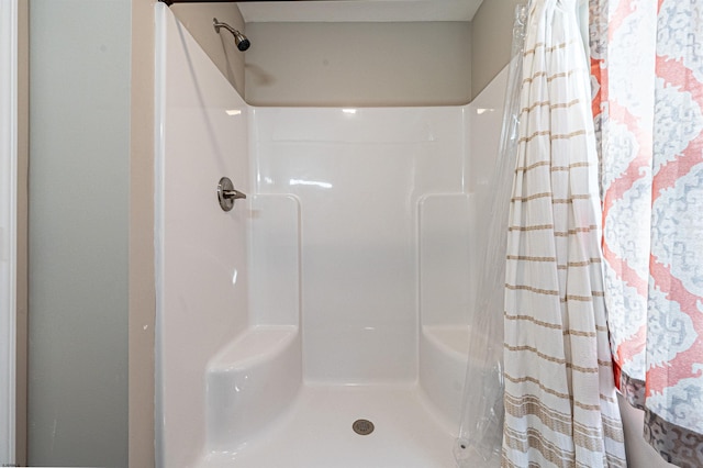 bathroom featuring a shower with curtain