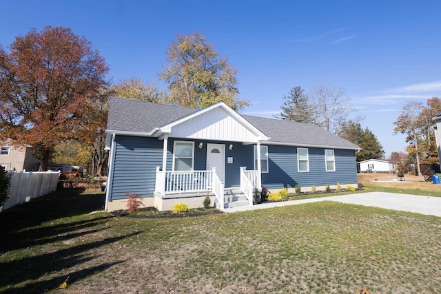 view of front facade with a front lawn and covered porch