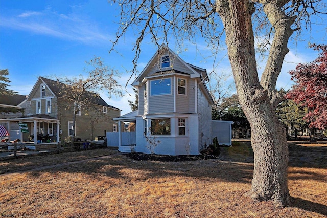 view of front of property with a front lawn