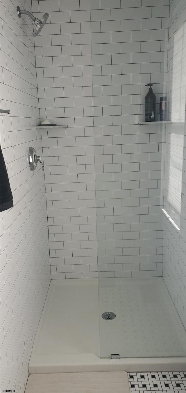 bathroom featuring tiled shower