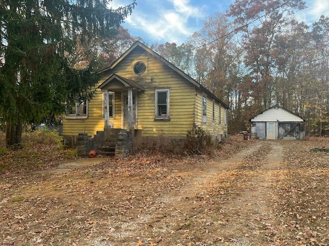 view of front of property featuring an outbuilding