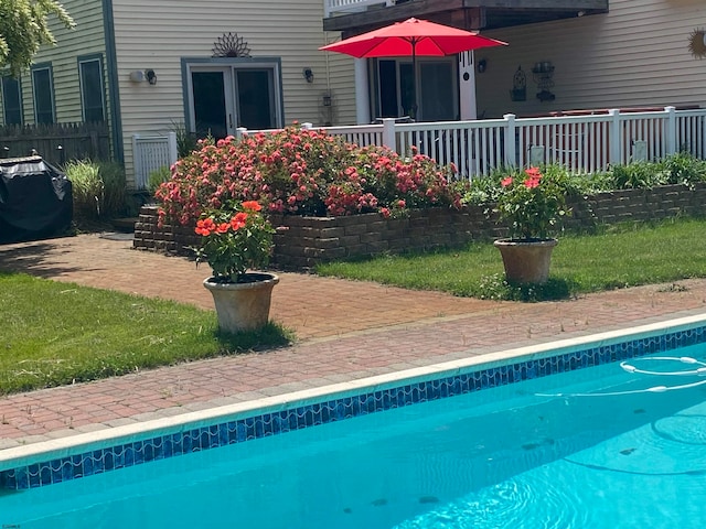 view of swimming pool