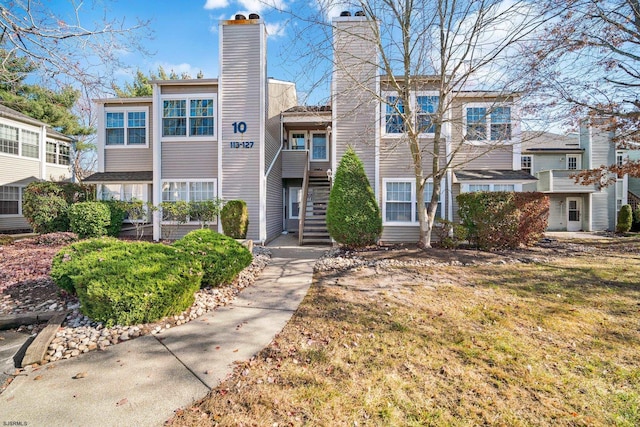 view of front of property with a front lawn