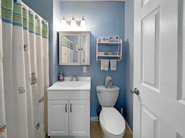 bathroom with a shower with curtain, vanity, and toilet