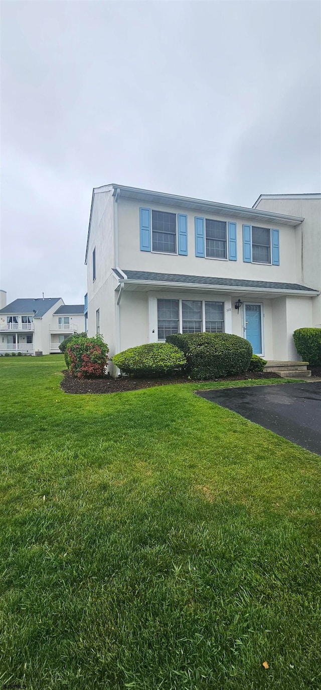 view of front of property featuring a front yard