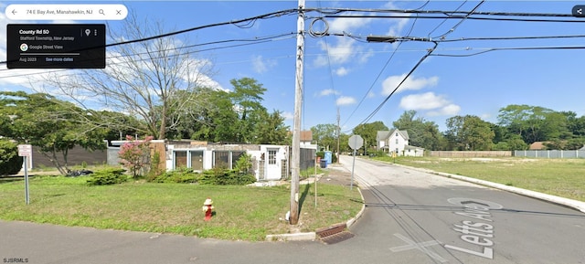 view of front facade with a front yard